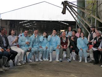 蔣萬安南下參訪雲林牧場 北市自籌經費推「生生喝鮮乳」