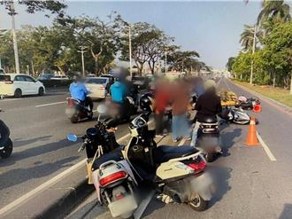 趕上班！高雄小港中山路7機車連環撞成一團