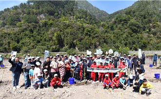 台中大甲溪畔6校 攜手種植25種近千株原生樹種