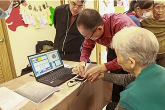 苗县推失智长者指纹建檔、爱心手炼 提升照护防诈意识