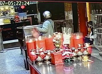 囂張！當信眾面剪開紫南宮香油錢箱偷3萬   竊賊落網說花光了