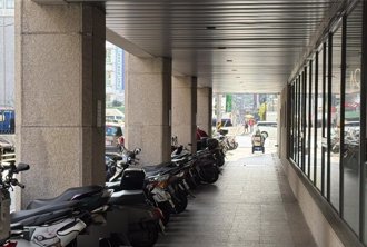 基隆騎樓停放機車亂象多 謝國樑：開罰前以勸導為主