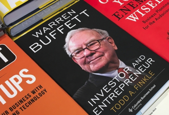 全球股市大屠殺先逃命？巴菲特1招救散戶 爆這時「下黃金雨」快拿水桶接