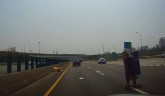 超狂！國1勇哥「神功護體」穿車陣撿掉落物 驚悚畫面曝光