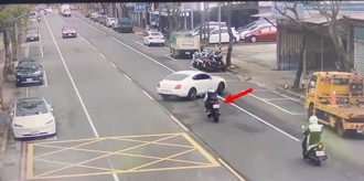 影》中和千萬賓利大迴轉　檔車騎士反應不及撞上「賠慘了」