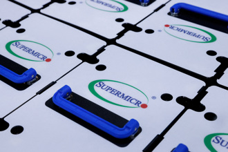 美超微「妖股」不墜？ 執行長樂觀喊話 分析師估驚人漲幅