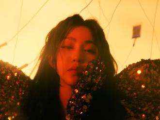 女歌手带眼罩闯歌坛！初见金曲制作人竟被亏「中二」