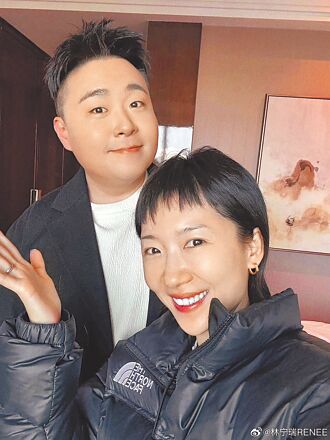 郝劭文妻顺产 喜当新手奶爸