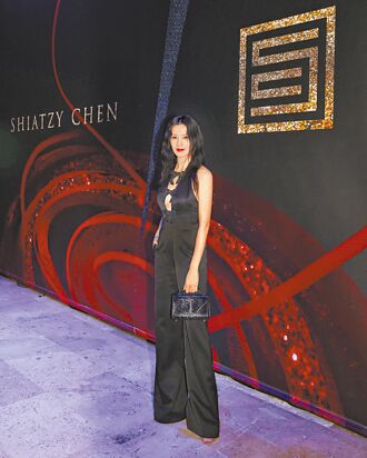 林熙蕾胸前鏤空亮相