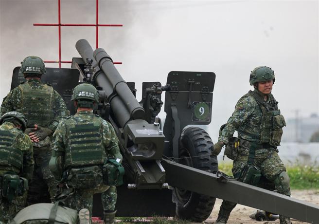 发射手拉下火绳，炮弹瞬间出膛，炮声震耳欲聋。（记者王子昌摄）