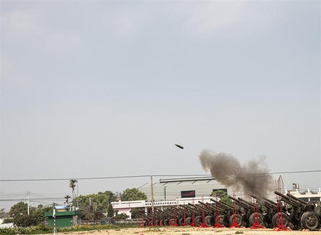 43炮指部炮1营昨日实施「105榴炮原级校正射击」，以逐门逐发方式进行射击。（记者王子昌摄）