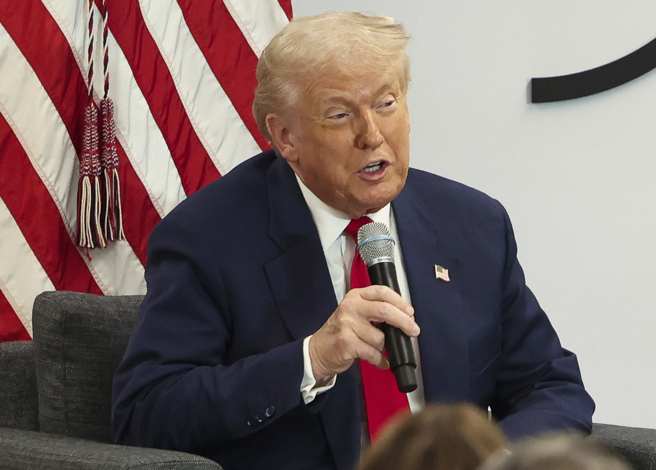 美国总统川普11日在华盛顿商业圆桌组织（Business Roundtable）例会中发表谈话。（美联社）