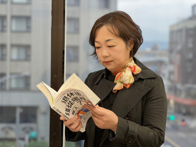 嫺人以自身经歷写出的退休理财书《退休后，钱从哪里来？》，简单易懂又打动人心，可当成台版《漫步华尔街》一读再读。（记者李宗莉摄）