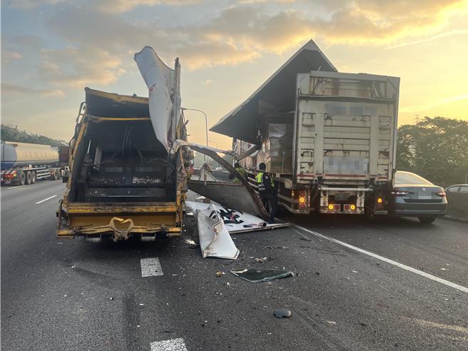 国道1号北上45.1公里今天早上6时9分发生4车连环车祸，所幸无人受伤，详细事故原因仍需警方调查。（翻摄照片）