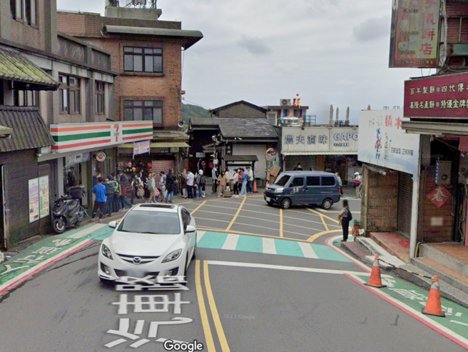 九份老街吸引不少游客朝圣，但入口处弯道狭小，大车经过需小心驾驶。（图／翻摄自Google地图）