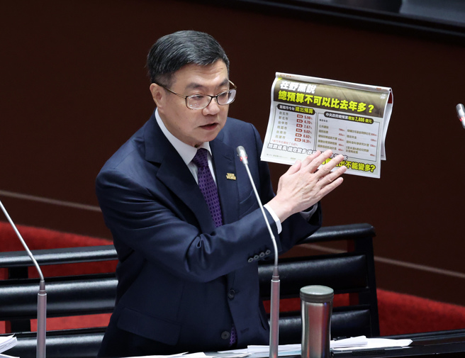 立法院11日审查「114年度中央政府总预算案」覆议案，行政院长卓荣泰上台答询时拿起简报内容答辩。（资料照／姚志平摄）
