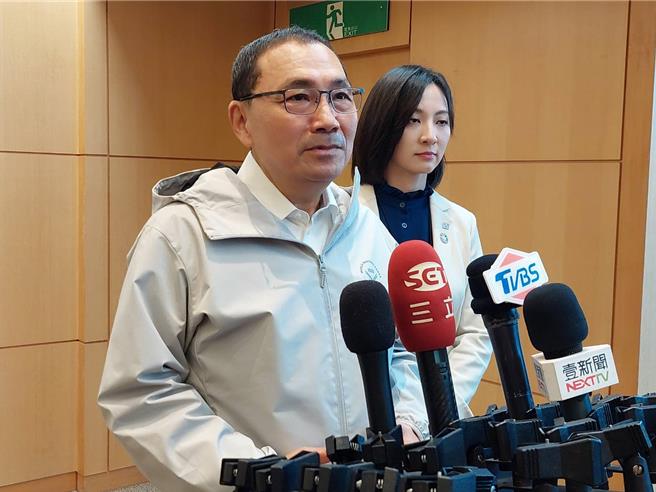 新北市长侯友宜（左）今（12）日表示，他对基隆捷运抱持高度期待，希望能够赶快动工。（陈慰慈摄）