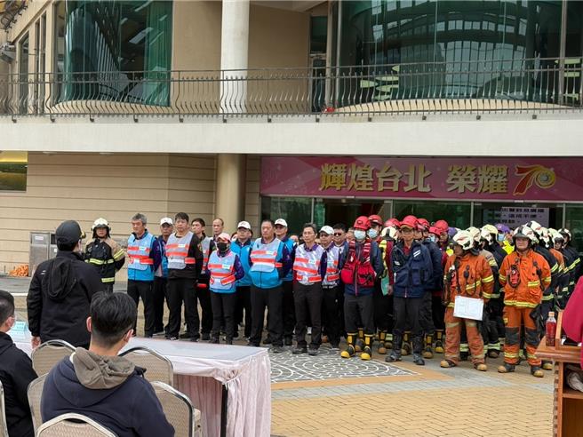 桃园市政府消防局第三大队山脚分队于11日与台北高尔夫球场联合办理大型抢救演练。（山脚消防分队提供）