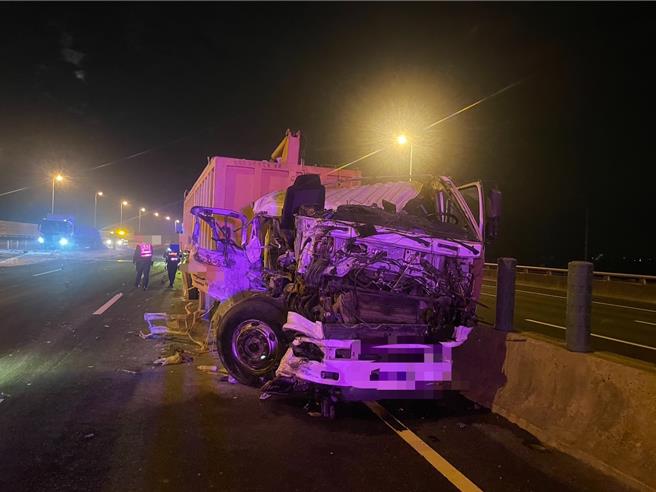 国道3号南向196.4公里彰化系统路段，今（12）日清晨发生2辆大货车碰撞事故，李姓驾驶轻伤送医，因两车均载运大批物品，一度封闭全线车道约1个小时，直到5时39分排除。（警方提供／叶静美彰化传真）