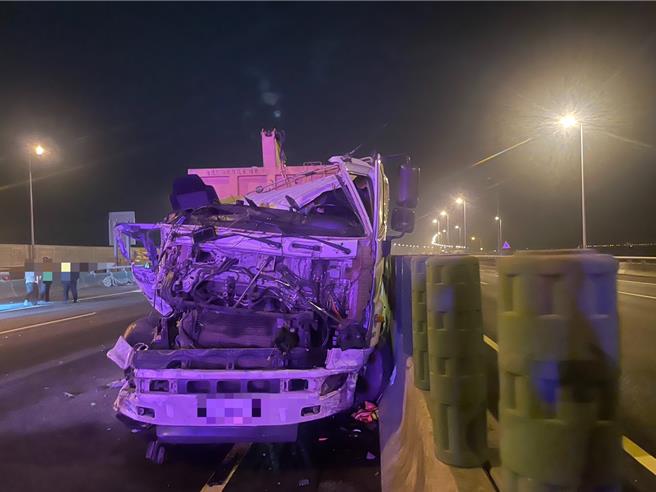 国道3号南向196.4公里彰化系统路段，今（12）日清晨发生2辆大货车碰撞事故，李姓驾驶轻伤送医，因两车均载运大批物品，一度封闭全线车道约1个小时，直到5时39分排除。（警方提供／叶静美彰化传真）