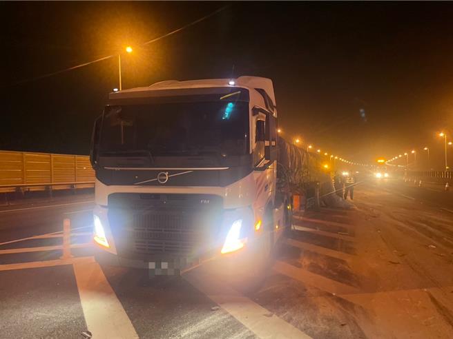 国道3号南向196.4公里彰化系统路段，今（12）日清晨发生2辆大货车碰撞事故，李姓驾驶轻伤送医，因两车均载运大批物品，一度封闭全线车道约1个小时，直到5时39分排除。（警方提供／叶静美彰化传真）