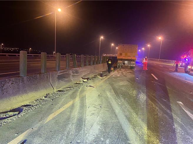 国道3号南向196.4公里彰化系统路段，今（12）日清晨发生2辆大货车碰撞事故，李姓驾驶轻伤送医，因两车均载运大批物品，一度封闭全线车道约1个小时，直到5时39分排除。（警方提供／叶静美彰化传真）