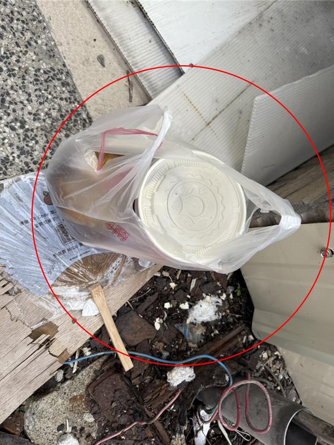 54岁吴姓男子偷了机车上的餐盒被监视器全都录，还跟警方诡辩。（民眾提供）