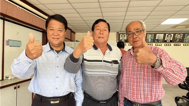 台南市北门区农会12日选出新任理事长洪忠利（中），右为新任常务监事曾进祥，左为代理总干事陈界呈。（张毓翎摄）