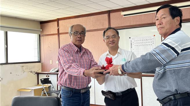 常务监事曾进祥（左）在农业局农辅科长王仁志（中）的见证下，把印信交给新任理事长洪忠利（右）。（张毓翎摄）