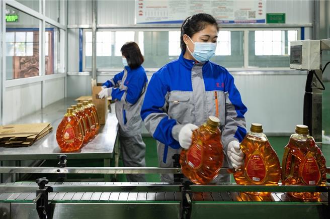 今年開年以來，大陸多地也紛紛上調最低工資，希望進一步提高大陸民眾的購買力，釋放消費增長潛能。圖為示意圖。 （摘自新華社）