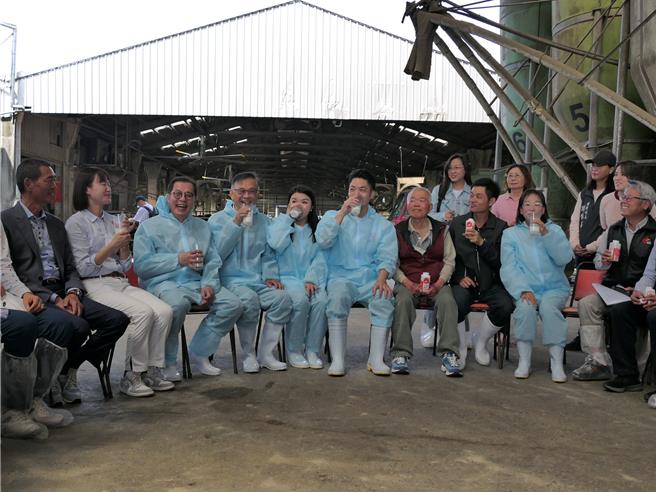 台北市推动「生生喝鲜乳」，市长蒋万安（左六）12日南下云林县口湖乡了解牧场鲜乳生产情况，强调「中央不作，我们来作」。（张朝欣摄）