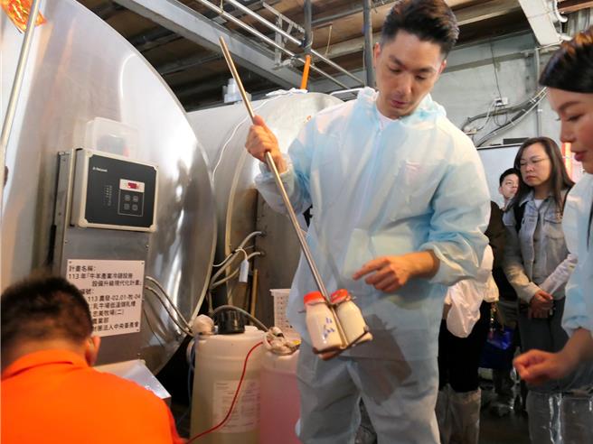 台北市推动「生生喝鲜乳」，市长蒋万安（前中）12日南下云林县口湖乡了解牧场鲜乳生产情况，强调「中央不作，我们来作」。（张朝欣摄）