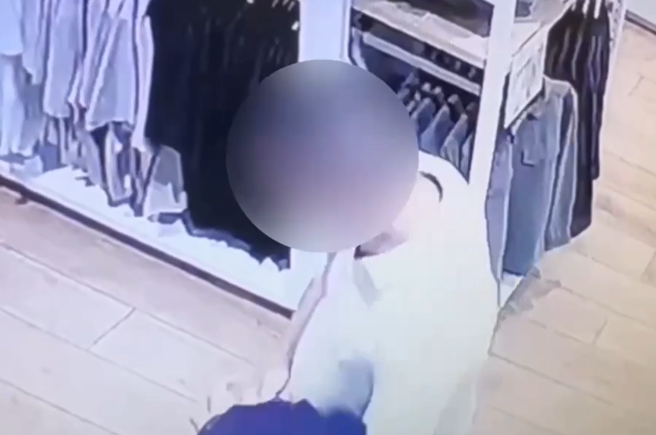 北车鸳鸯大盗试穿衣服后，撕下标籤便大摇大摆离开。（李文正翻摄）