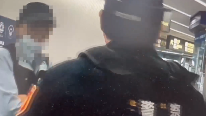 捷運台北車站11日晚間9時許發生一起口角糾紛，65歲蔡姓男子與45歲英國籍男子在車廂內爆發衝突。（李文正翻攝）