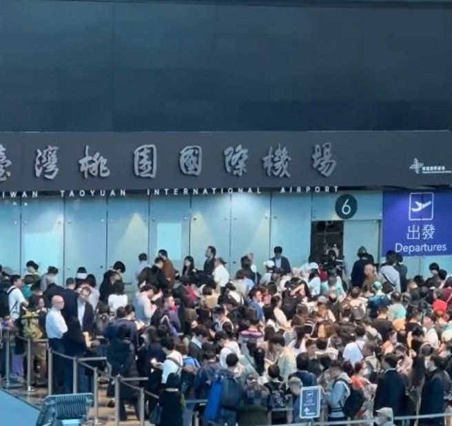 桃园机场第二航厦今中午突停电。（图／网友dongli_zhan授权提供）
