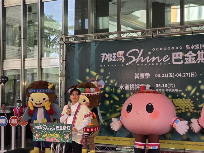 行政院长卓荣泰日前视察高雄小港机场，市长陈其迈当面抛出24小时营运高雄国际机场议题，陈今日表示，小港机场并非24小时运作，对货运航班与红眼班机的起降造成限制，影响高雄产业发展，长远来看应规画一座24小时运作的新机场，以提升南部航空运输能量，扩展物流，并分担桃园机场的货运压力。（林雅惠摄）