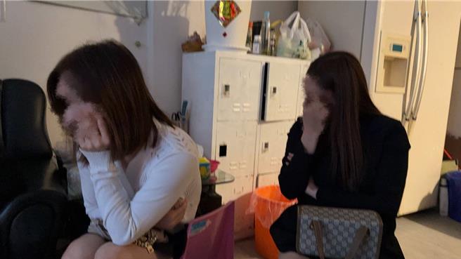 桃园警察分局专案小组执行「靖黄勤务」，盘点取缔案件时，发现戴姓男子于民权路经营两家养生馆均被查获色情案件，经与景福所及同安所组成调查小组进行监控搜证。经调查戴男经营养生馆，实际却招揽东南亚女子利用入境本国观光卖淫，警方11日晚间搜索2店，查获越南女子5名，戴男依妨害风化罪嫌送办，5名小姐则依《社会秩序维护法》裁处。（翻摄照片）