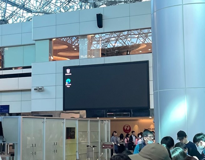 桃机二航厦停电，大厅中间的大型电子看板，在復电后已在重新开机中。（图／Threads@yitephotography授权提供）