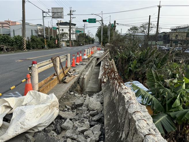 桃园市芦竹区海山路二段、山林路三段等路段因没有侧沟，导致长期排水不良，近期已逐步施工中，大幅减少积水状况。（姜霏摄）
