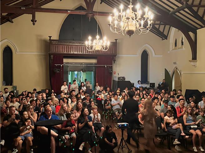 由台湾 「A.M. Playhouse」 制作的魔术剧场作品 《Diary of a Magician： Year One》 在2025年澳洲阿德莱德艺穗节（Adelaide Fringe）成功演出。（蔡岳达提供／谢明俊苗栗传真）