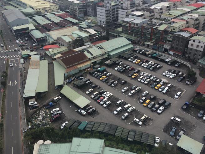 「板桥埔墘4-7区」位于板桥和中和区交界，总面积约3.74公顷，现况多为铁皮工厂或停车场使用。（图／新北市地政局）