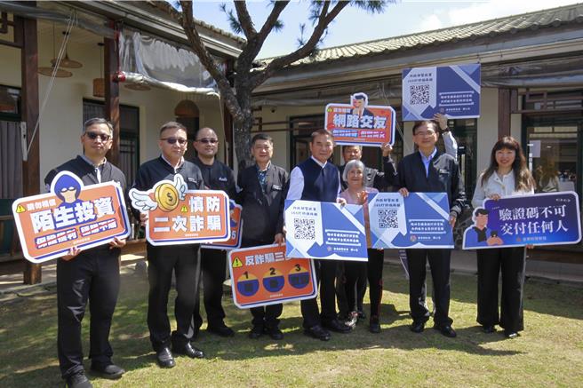 苗栗縣政府12日在南庄鄉「稼居失智症團體家屋」，推廣失智長者的照護服務，並介紹「指紋捺印」及「愛心手鍊」等防走失措施。警察局現場為失智長者建檔，利用指紋比對系統協助快速辨識身份，降低走失風險。（呂麗甄攝）