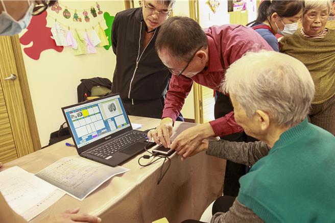 苗栗縣政府12日在南庄鄉「稼居失智症團體家屋」，推廣失智長者的照護服務，並介紹「指紋捺印」及「愛心手鍊」等防走失措施。警察局現場為失智長者建檔，利用指紋比對系統協助快速辨識身份，降低走失風險。（呂麗甄攝）