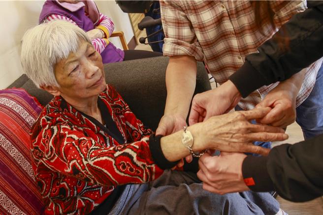 苗栗縣社會處與中華民國老人福利推動聯盟合作，提供「愛心手鍊」，刻有24小時協尋中心電話與專屬編號，確保迷路的長者能夠被迅速識別並送返家人。（呂麗甄攝）