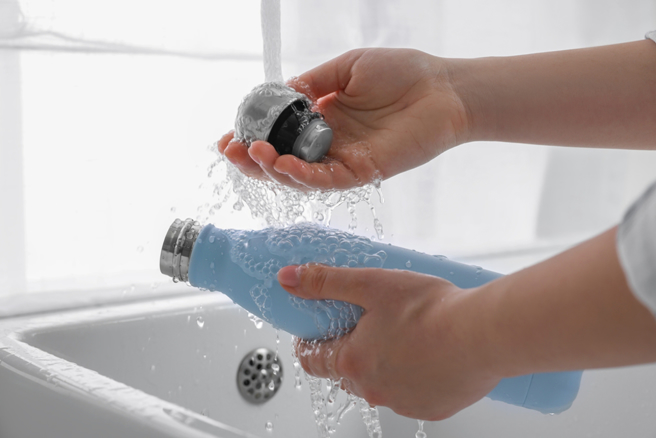 专家提醒保温杯要每天清洗与彻底的晾乾，以免细菌滋生。（示意图，Shutterstock／达志）