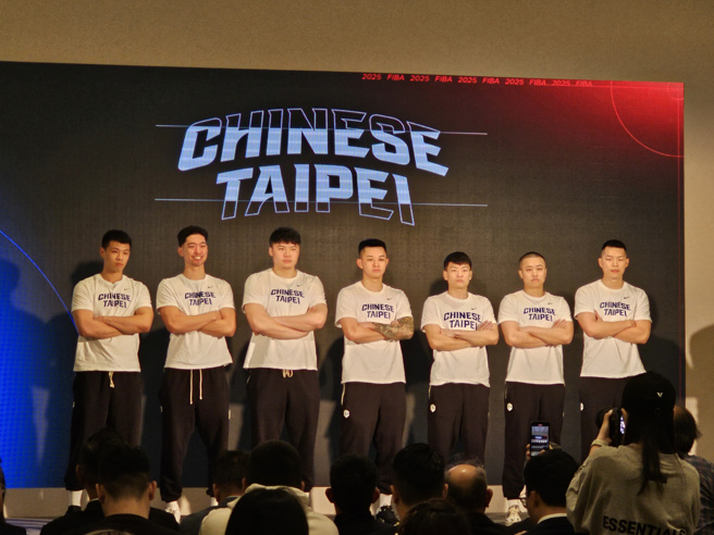 亞洲盃男籃資格賽第二輪附加賽12日出席賽前記者會的中華隊球員，左起為藍少甫、雷蒙恩、陳冠全、盧峻翔、關達祐、陳又瑋、周桂羽。（陳筱琳攝）