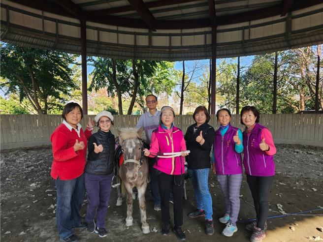 社区长辈们成立「溪洲领骑队」。（王神安提供／李京升台中传真）