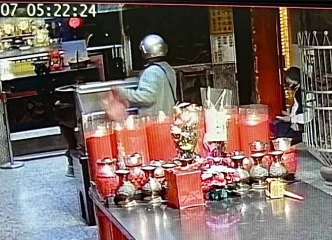 彰化县惯窃陈姓男子当信眾的面，搬空竹山紫南宫的香油钱，离开前随口问「要不要吃早餐」？行径嚣张。（民眾提供／杨静茹南投传真）