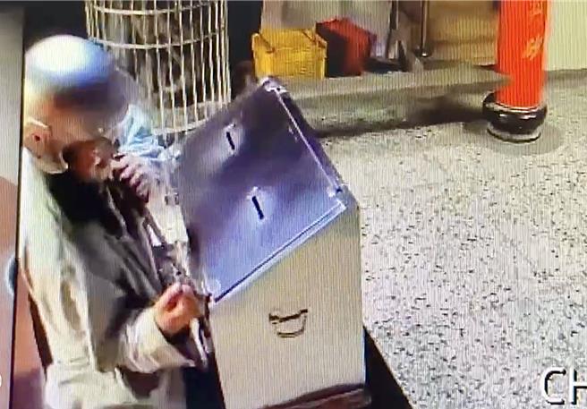 陈姓窃贼发现竹山紫南宫香油钱相当可观，7日凌晨5时许拿油压剪破坏竹山紫南宫乐捐箱的锁头。（民眾提供／杨静茹南投传真）