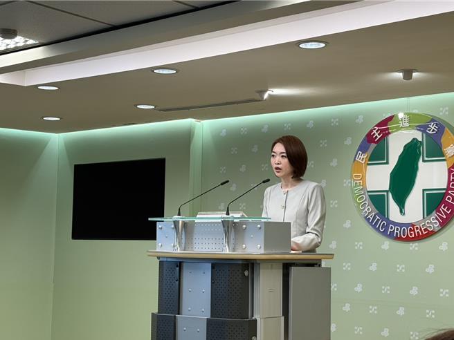 民进党发言人韩莹在民进党中常会后转述。（张薷摄）